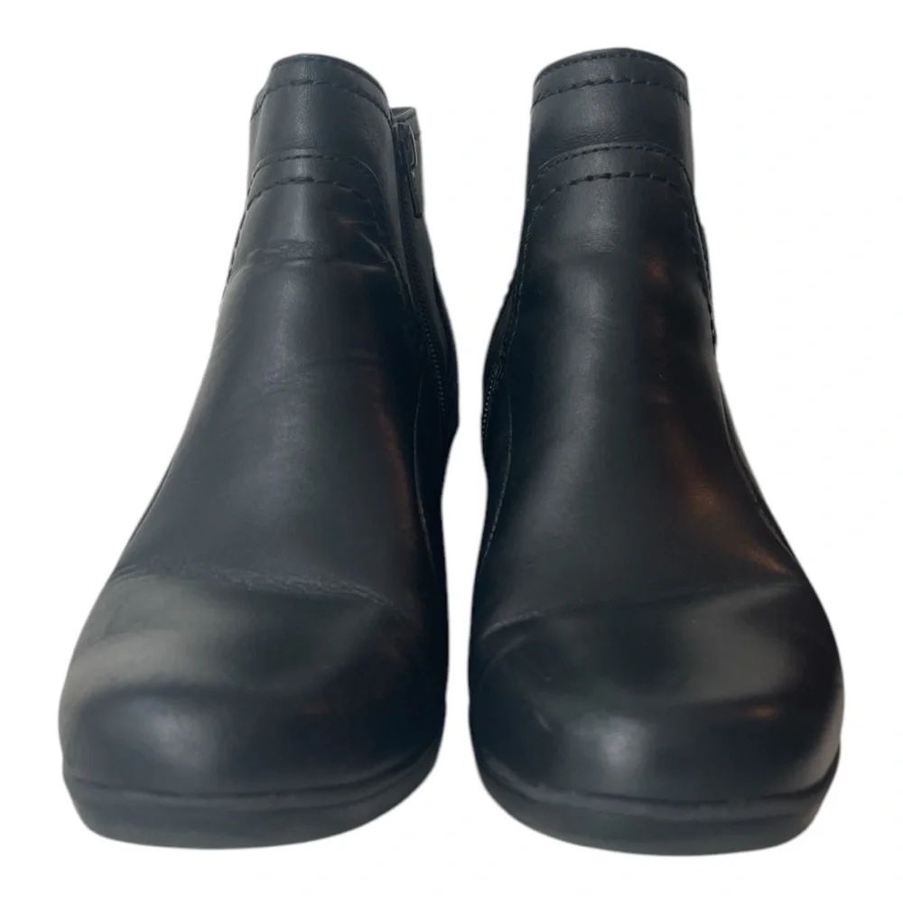 Clarks Leather Women’s black heeled ankle boots. Size 6.5M